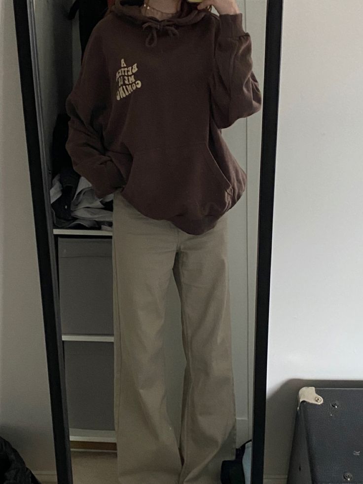 Hoodie Outfits Aesthetic, Brown Crewneck Outfit, Brown Jumper Outfit, Brown Hoodie Outfit, Cream Jeans Outfit, Beige Jeans Outfit, Brown Jeans Outfit, Brown Aesthetic Outfit, Hoodie Outfit Aesthetic