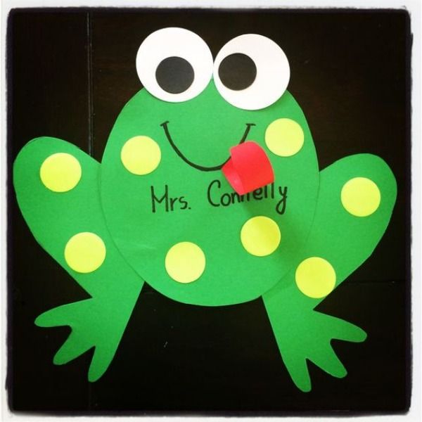 a paper plate with a green frog on it's face and the words mrs comedy