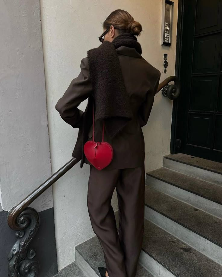 Red Bag Outfit, Heart Bags, Apres Ski Outfits, Classic Chic Style, Red Handbags, Bag Outfit, Style Inspiration Fall, Heart Bag, Fashion Enthusiast