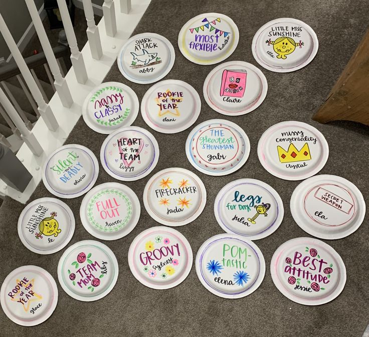 there are many paper plates that have been decorated with words and phrases on them, all in different colors