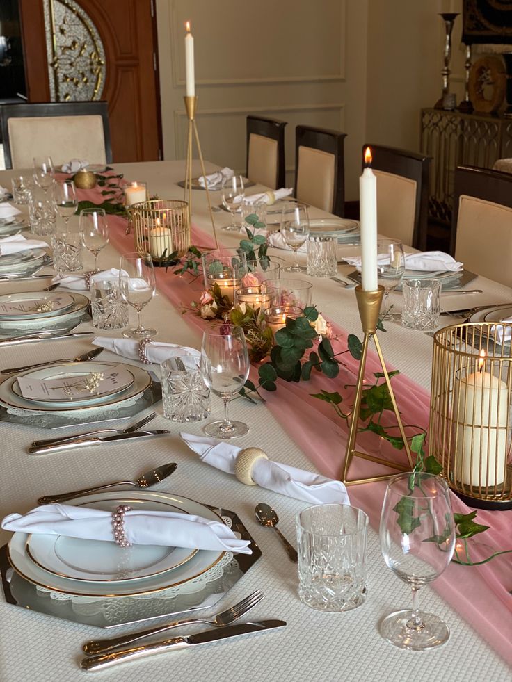 Table setting for dinner party Diner Setting Table, 21 Table Decorations, 18th Birthday Party Table Set Up, Pink And Gold Dinner Table Setting, Aesthetic Party Table Decor, Sweet 16 Dinner Table, Pink Gold Table Setting, 21st Table Decor, Home Dinner Party Table Settings