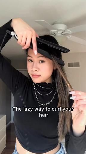 Easy Ways To Curl Hair With Straightener, How To Curl Hair With Flat Iron, Curls With Straightener, Curl Hair With Straightener, Hair Tricks, Hair Curling Tips, Curl Hair, Hair Stylies, Hair Stylist Life