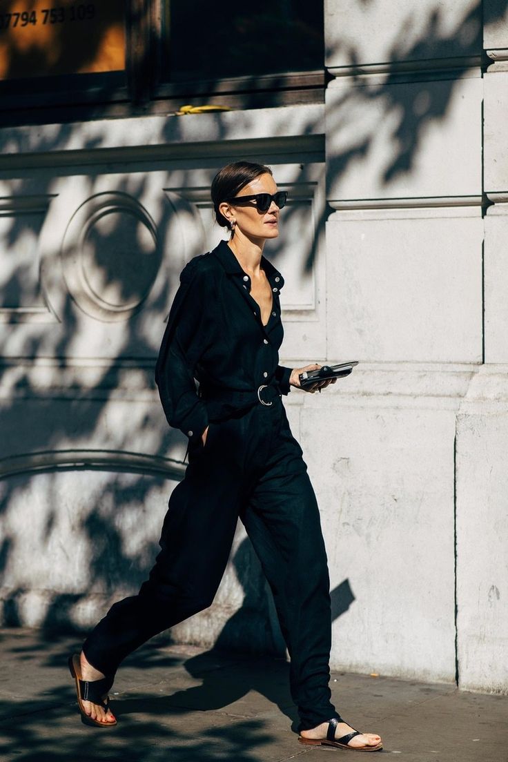 Minimalist Moda, London Fashion Weeks, Beige Outfit, Boiler Suit, Total Black, Style Noir, Black Women Fashion, All Black Outfit, Street Outfit