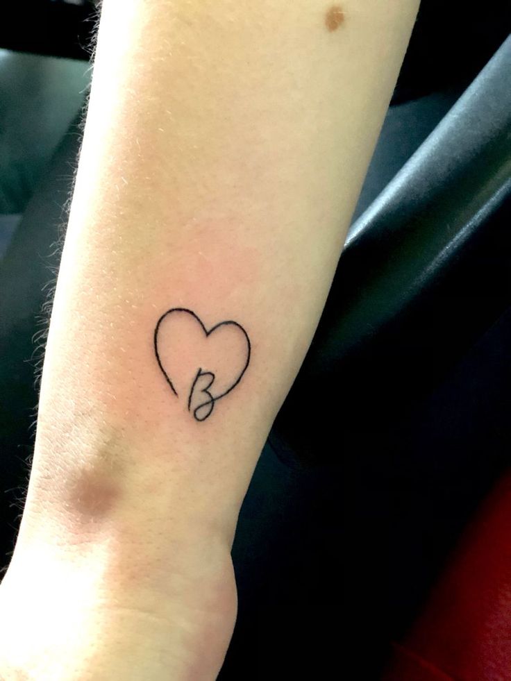 Smal tattoo on the wristLetter B heart Heart With B Tattoo, B Initial Tattoo Ideas, Cursive D Tattoo With Heart, Cute Initial Tattoos Heart, Heart With D Tattoo, Heart Tattoo With Initials Letters, Initial B Tattoo Ideas, Initials With Heart Tattoo, H Heart Tattoo