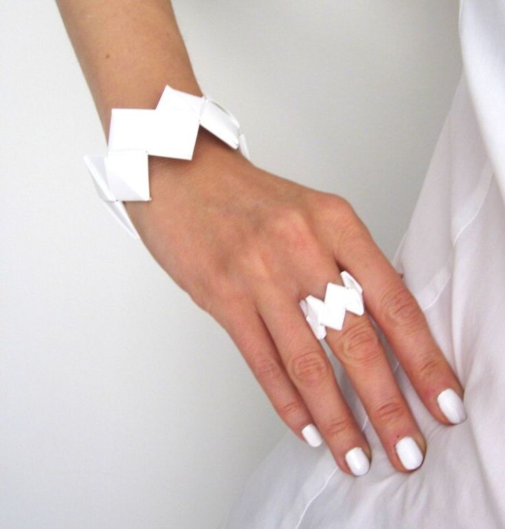 Attractive Origami Bracelet made out of plastic paper. Eye catching, light to wear and affordable. Cute present. Origami Bracelet, Flat Origami, Easy People Drawings, Paper Jewellery, People Drawings, Dramatic Eye Makeup, Origami Jewelry, Cute Presents, Folded Paper