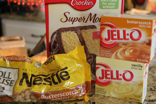 some snacks are sitting on the counter next to each other, including cookies and jello