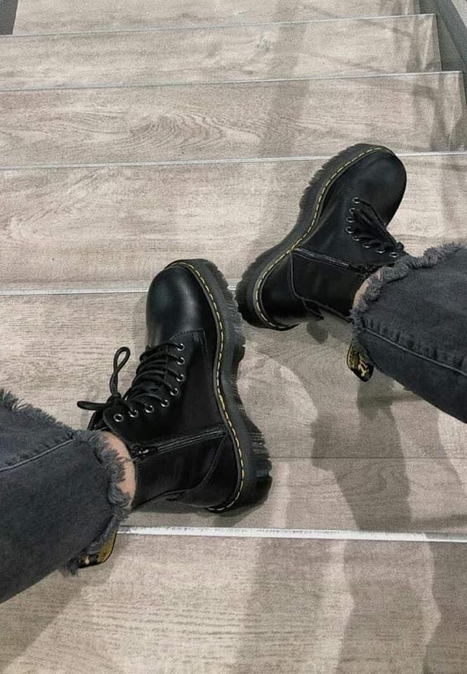 Poses References, Cute Selfies Poses, Winter 2022, Martin Boots, Look Vintage, Pretty Shoes, Dream Shoes, Doc Martens, Winter Shoes