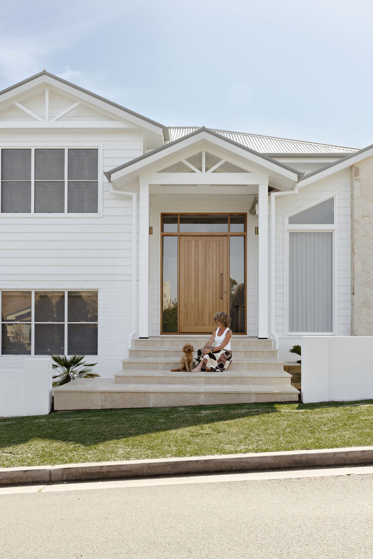 Wgite-exterior-house Coastal Exterior House Colors, White Exterior House, Hamptons Exterior, Coastal House Exterior, Coastal Facade, Weatherboard Exterior, Coastal Home Exterior, Coastal Style Home, Sophisticated Coastal