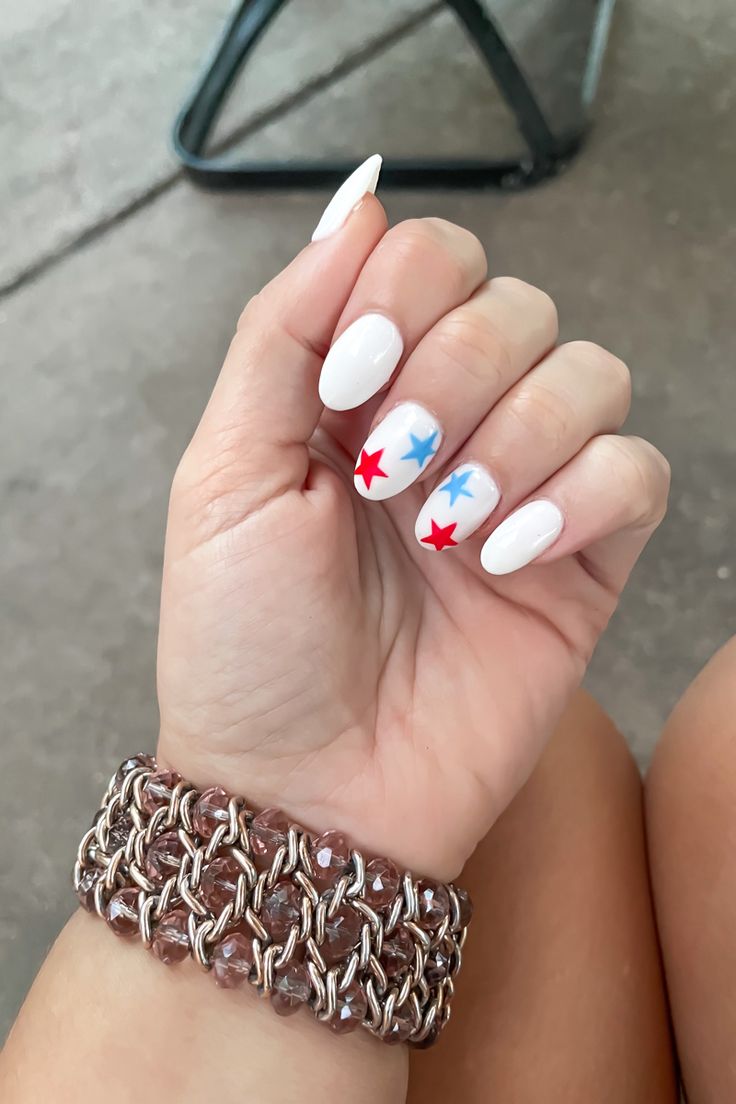 Simple red white an blue nails White Nails Fourth Of July, Forth Of July Simple Nails, White Forth Of July Nails, White Nails With Red And Blue Stars, Nail Ideas Red White And Blue, Red White And Blue Star Nails, 4th Of July Star Nails, 4th Of July Dip Nails Simple, Minimal 4th Of July Nails