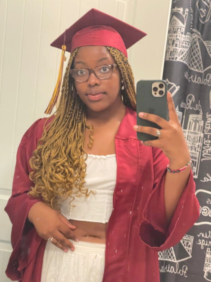 black girl with golden box braids wearing a blood red cap and gown. along with a white crop top and flowy white midi skirt. African Graduation Hairstyles, Braids For Graduation Cap, Grad Cap With Braids, Box Braids Graduation Cap, Box Braids Graduation, High School Graduation Hairstyles, Braids For Graduation, Braids Graduation, Graduation Braids