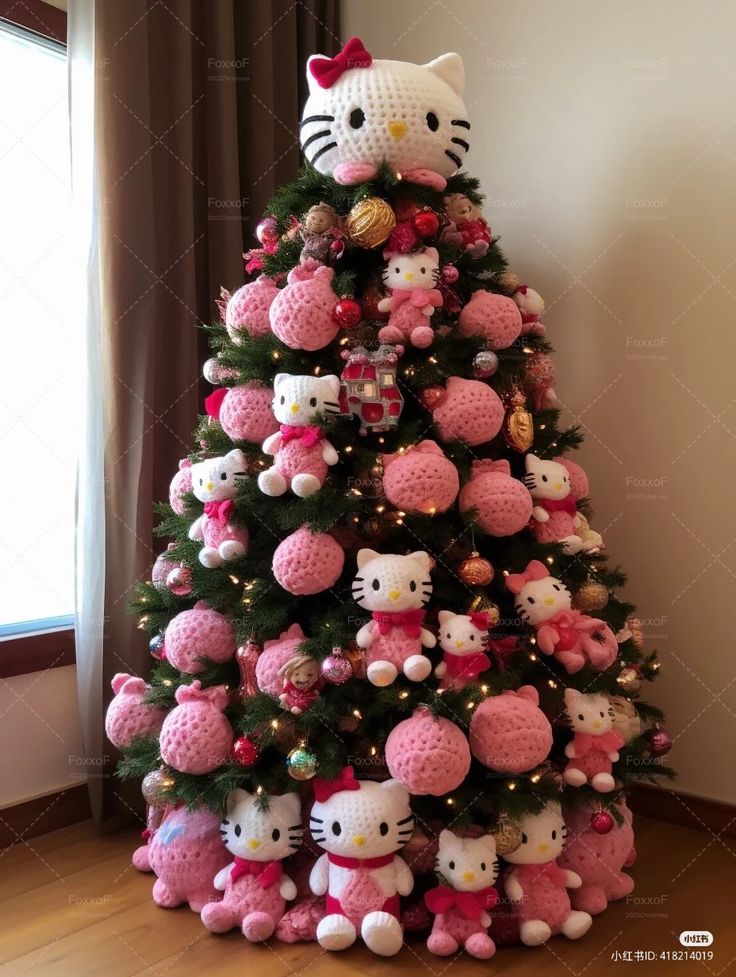 Hello kitty christmas tree Crismas Tree, Barbie Christmas Ornaments, Hello Kitty Christmas Tree, Hello Kitty Decorations, Hello Kitty Cupcakes, Gloomy Bear, Kitty Christmas, Hello Kitty Themes, Pink Xmas