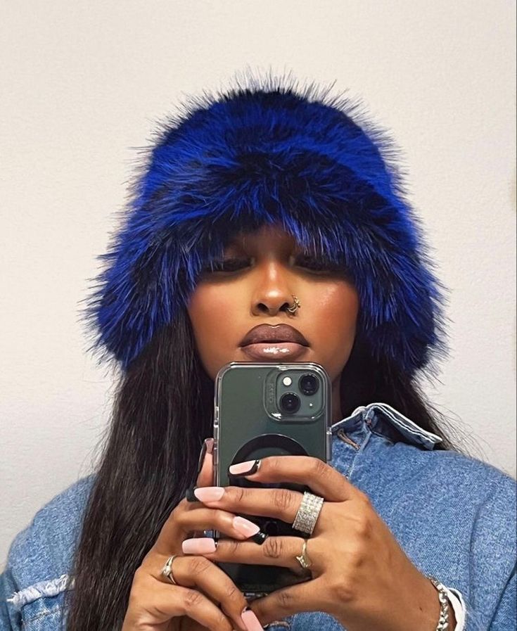 Fur Hat Outfit, Fuzzy Hat, Bucket Hat Outfit, Headband Winter, Hat Aesthetic, Swag Girl Style, Fly Girl, Fur Hat, Girl Swag