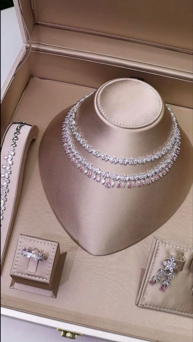 Expensive Stuff, Pretty Jewelry Necklaces, Expensive Jewelry Luxury, Fancy Jewellery Designs, Luxe Jewelry, Jewelry Accessories Ideas, Girly Accessories, Classy Jewelry, Fancy Jewellery