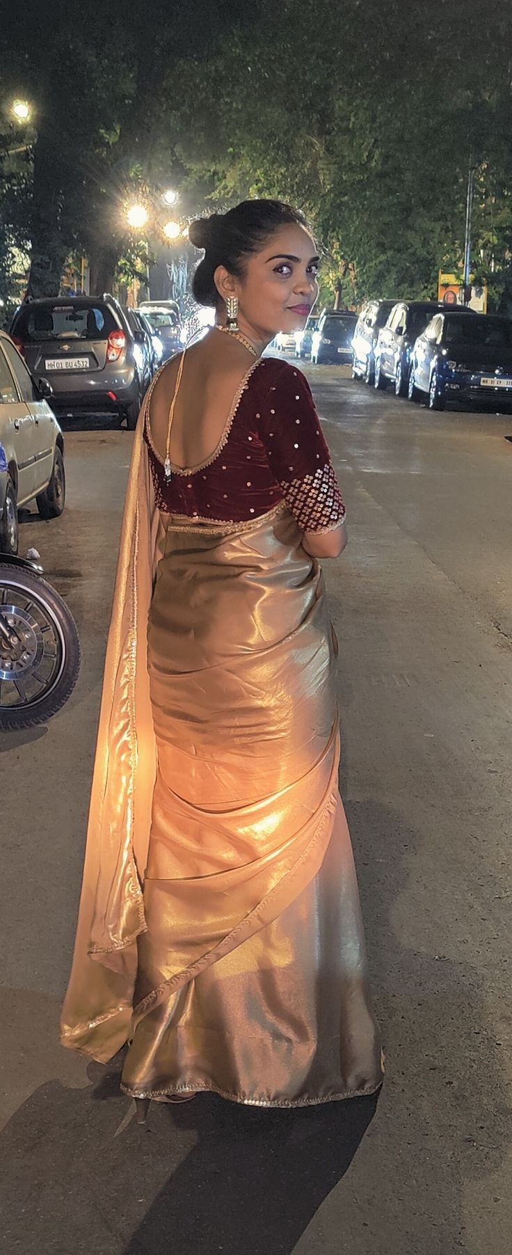 Sarees With Red Blouse, Satin Saree Velvet Blouse, Red Velvet Blouse Designs For Saree, Red Velvet Blouse For Silk Saree, Velvet Blouse Silk Saree, Trendy Velvet Blouse Designs, Golden Sari With Contrast Blouse, Red Blouse Golden Saree, Maroon Saree Blouse Ideas