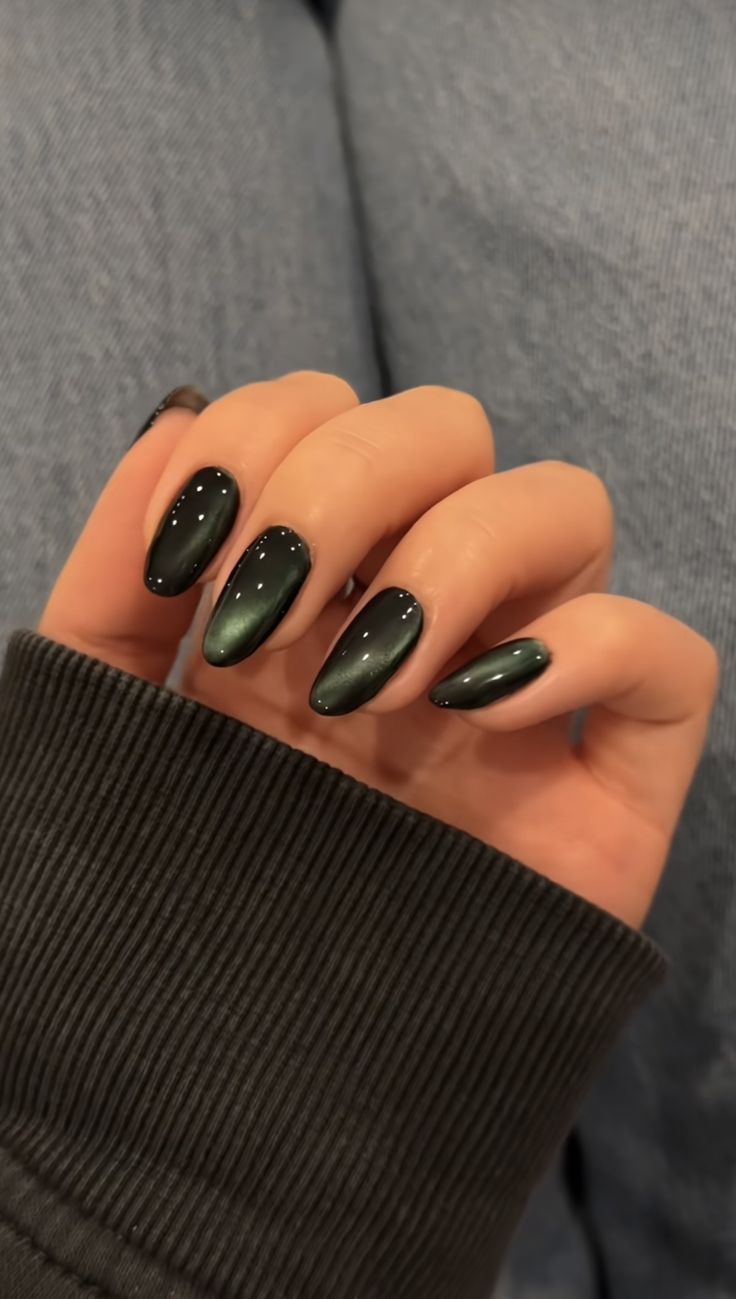 Green Nails December, Slytherin Nails Short, Plain Dark Nails, Gel X Nail Designs Green, Emerald Velvet Nails, Short Gel Nail Designs Natural Manicures, Nail Ideas Mid Length, Dark Green Cateye Nails, Nails Design Grunge