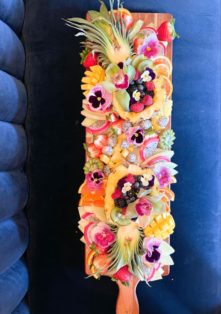 Colorful fruit display on board Beach Fruit Platter, Tropical Fruit Decor, Tropical Fruit Table, Palm Tree Charcuterie Board, Tropical Fruit Platter Ideas, Tropical Party Appetizers, Luau Grazing Table, Hawaii Charcuterie Board, Tropical Hors D’oeuvres