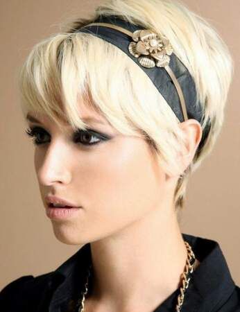 Un headband élégant - 20 coiffures bluffantes pour cheveux courts - Hair Headband Hairstyles, Short Hair Headband, Vintage Short Hair, Matrix Hairstyle, Short Blonde Pixie, Headbands For Short Hair, Teenage Hairstyles, Longer Pixie Haircut, Blonde Pixie Hair