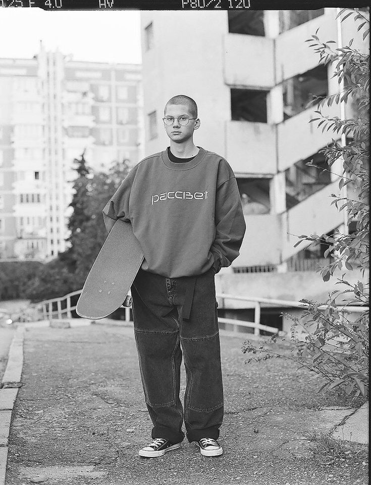 Gosha Rubchinskiy Wants to Bring Back ’90s Skater Style, One Baggy Carhartt Jacket at a Time Baggy Clothes Grunge, Stile Ragazza Skater, 90s Skater Style, Sup Girl, Looks Hip Hop, Clothes Grunge, Skateboard Fashion, 90s Skate, Skater Outfits