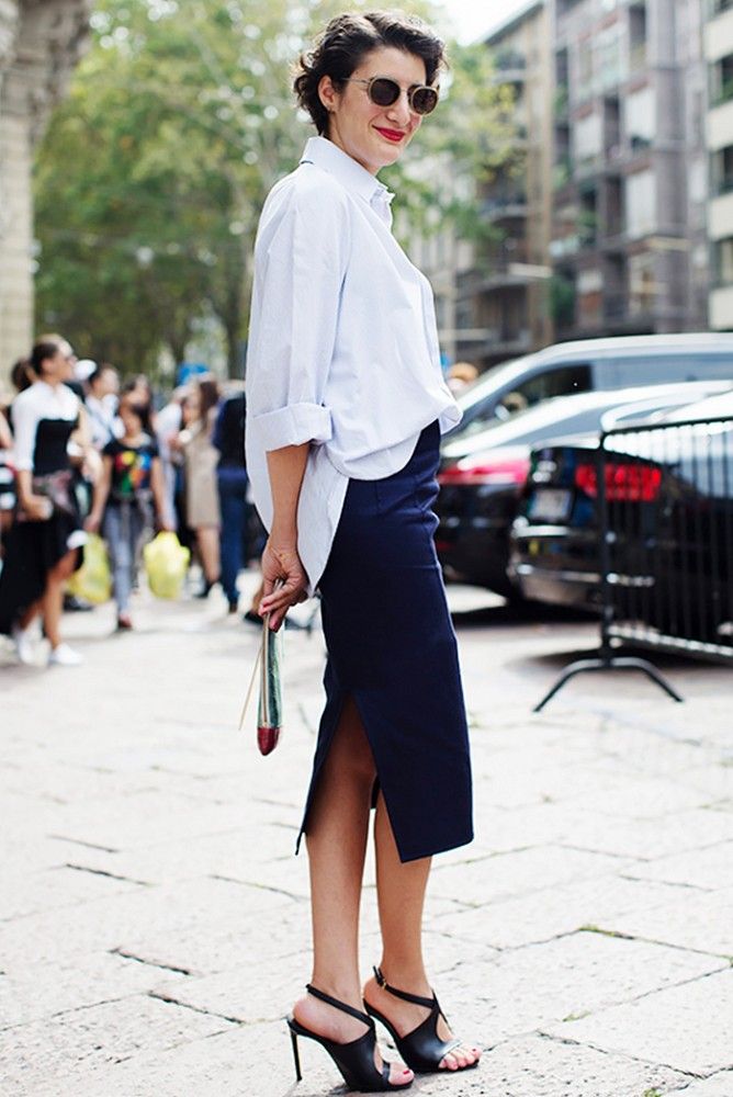 Classic button-down and pencil skirt combo played up by a half tuck. // #StreetStyle Look Working Girl, Gala Gonzalez, The Sartorialist, Black And White Outfit, Emmanuelle Alt, Woman In White, Rock Outfit, Estilo Chic, Looks Street Style