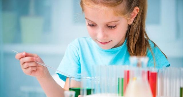 ✅Increíbles experimentos sencillos para niños que se pueden hacer en casa con la compañía de un adulto. Son útiles y fáciles para los proyectos de ciencias. Muchos de estos experimentos escolares son ideales para niños de primaria - Wnews Life Experiments At Home, Diy Experiments, Christmas Science Experiments, Science Camp, Christmas Science, Diy Science Experiments, At Home Science Experiments, Fun Projects For Kids, Science Guy