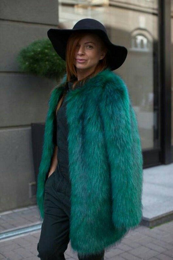 Eddsworld Au, Green Fur Coat, Winter Coat For Women, Fur Coat Outfit, Fur Trim Coat, Fashion Week Trends, Green Fur, Black Faux Fur Coat, Fluffy Coat