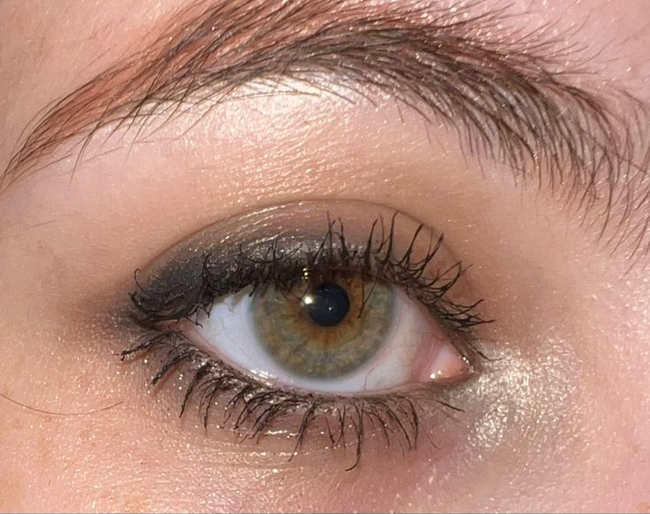 Messy Mascara Eyes, Grungy Makeup Look Aesthetic, Messy Smokey Eye Makeup, Messy Makeup Aesthetic Grunge, Messy Eyeliner Aesthetic, 90s Messy Makeup, Messy Makeup Grunge, Make Up Hazel Eyes, 90s Smokey Eye