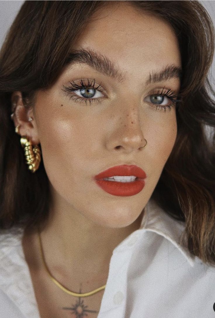 Red Lips Makeup Look, Maquillage On Fleek, Party Makeup Looks, Red Lip Makeup, Smink Inspiration, Minimal Makeup, Beauty Make-up, Makijaż Smokey Eye, Makeup Tricks