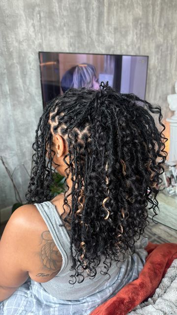 Serenity Hair Studio on Instagram: "#shoulderlength #bohemianlocs with peekaboo highlights in a stunning client 😍😍 #locs #fauxlocs #locticians #dreadhead #curlyhair #curlyhairstyles #protectivestyles #melaninpoppin #melanin #locstyles #fauxlocsnbeautiful #houstonhairstylist #houstonhair #hair #houstonboxbraids #boxbraids #knotlessbraids 🙁#knotlessboxbraids" Bohemian Locs, Peekaboo Highlights, Melanin Poppin, Loc Styles, Hair Studio, Faux Locs, Protective Styles, Box Braids, Shoulder Length