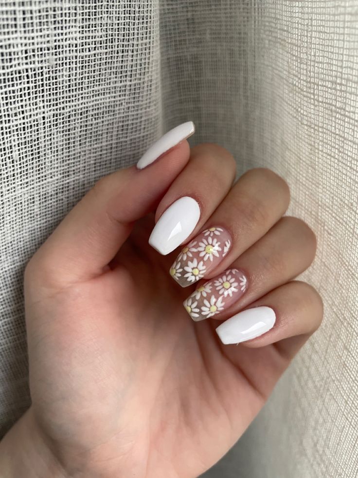 White Spring Nails Acrylic, Summer Nail Ideas White, White Daisy Nails, Daisy Manicure, Nails Delicadas, White Nails With Flowers, Spring Nails White, White Floral Nails, Daisy Nail Designs