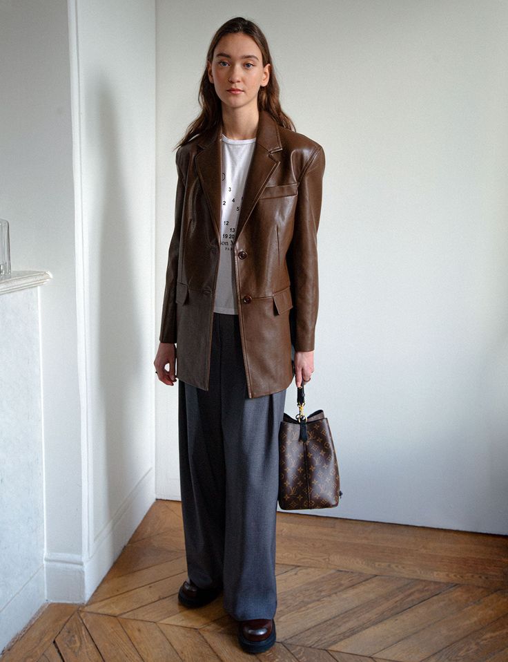 Leather Brown Blazer Outfit, Blazer Coat Outfit, Brown Leather Coat Outfit, Brown Leather Blazer Outfit, Brown Leather Outfit, Outfit Details Aesthetic, Brown Shoes Outfit, Leather Blazer Outfit, Brown Blazer Outfit