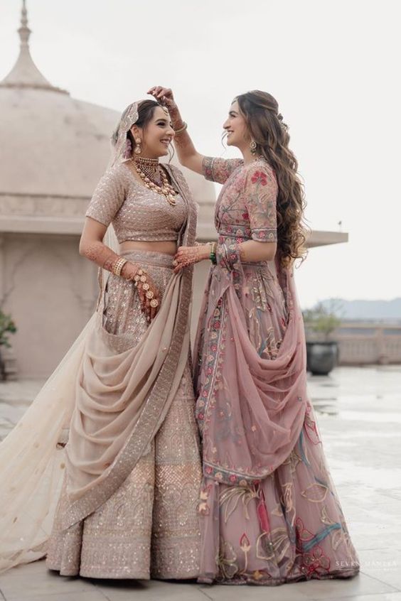 Unique Photo Ideas, Desi Bridesmaids, Bridesmaid Indian, Wedding Outfits Indian, Bridesmaid Poses, Brides Sister, Indian Bride Poses, Bridesmaid Pictures, Bridesmaid Photoshoot