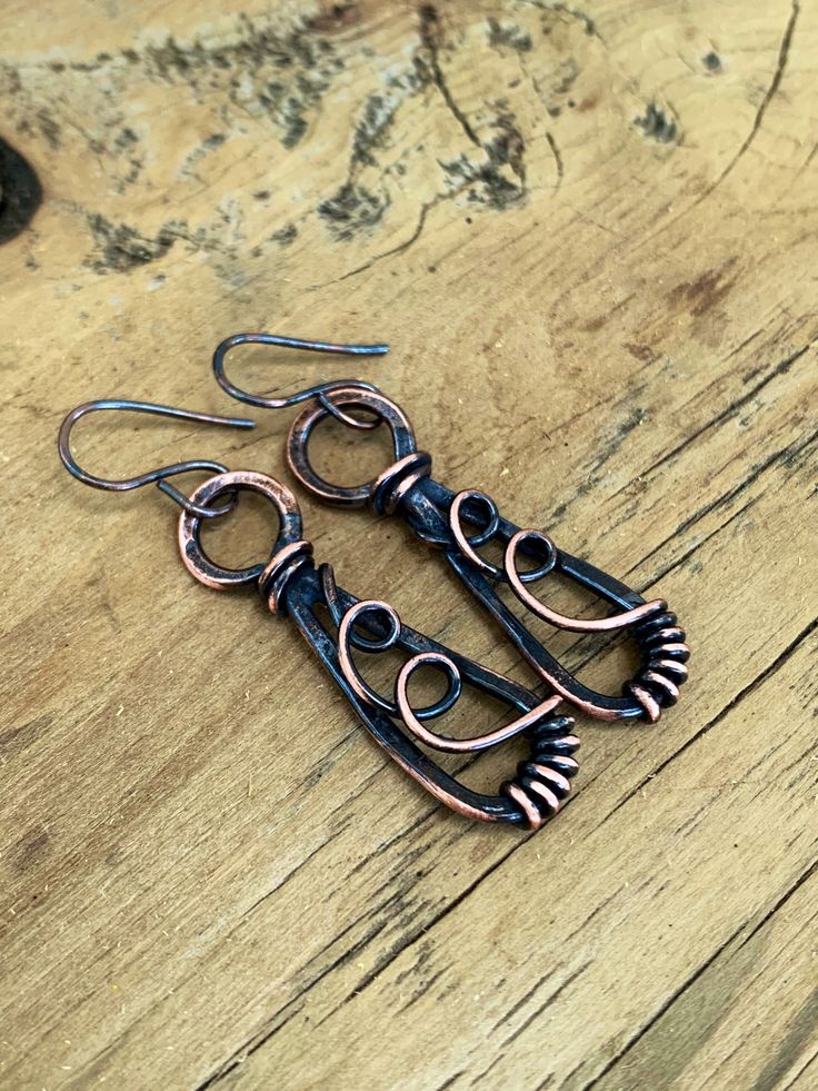 Antiqued, hammered and soldered copper wire. These earrings are sealed with protectaclear. Hammered Metal Jewelry, Wire Jewelry Earrings, Copper Wire Jewelry, Earrings Inspiration, Hammered Metal, Small Earrings, Wire Earrings, Copper Earrings, Simple Jewelry