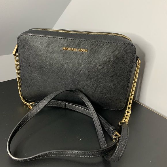 Black Micheal Kors Crossbody Michael Kors Crossbody Bag Black, Mk Crossbody Bag, Michael Kors Bedford, Michael Kors Selma, Desi Aesthetic, Michael Kors Crossbody Bag, Crossbody Bag Black, Michael Kors Crossbody, Crossbody Wallet