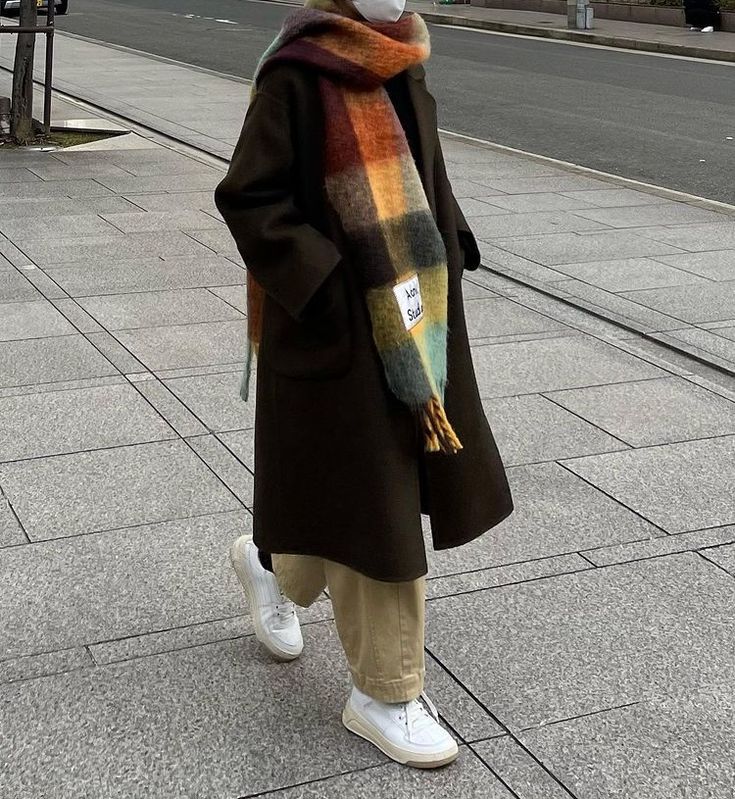 Acne Studios Scarf, Scarf Aesthetic, 일본 패션, Rainbow Scarf, Scarf Outfit, Scandinavian Fashion, Winter Lookbook, Winter Outfit Inspiration, Street Style Winter