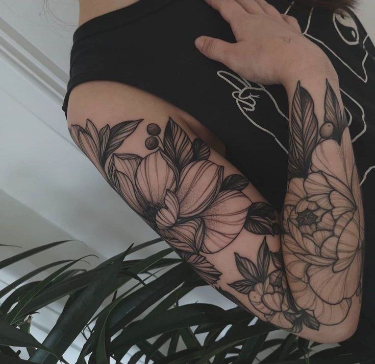 Shrunken Head Tattoo, Feminine Tattoo Sleeves, Floral Tattoo Sleeve, Botanical Tattoo, Cute Tattoos For Women, Dot Work Tattoo, Head Tattoos, Female Male, Feminine Tattoos