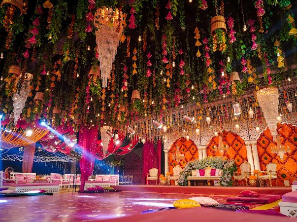 Desi Backyard Wedding, Mehndi Ceiling Decor, Evening Mehendi Decor, Indian Wedding Decor Color Schemes, Mehndi Hall Decoration, Pakistani Sangeet Decor, Mehndi Dance Floor Decor, Wedding Chori Decoration, Mehndi Venue Decor