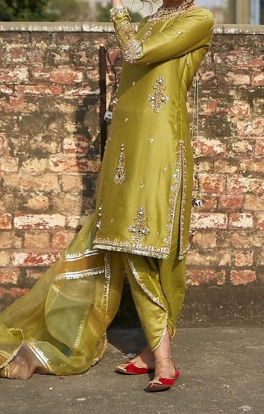 Green Suit Design Women, Green Suit Design, Suit Design Pakistani, Banarasi Silk Suit, Western Dresses For Women, Mehendi Outfits, Latest Bridal Dresses, Trendy Shirt Designs, Boho Dresses Long