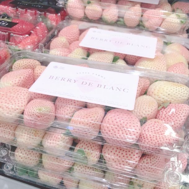 there are many different types of strawberries in the display case