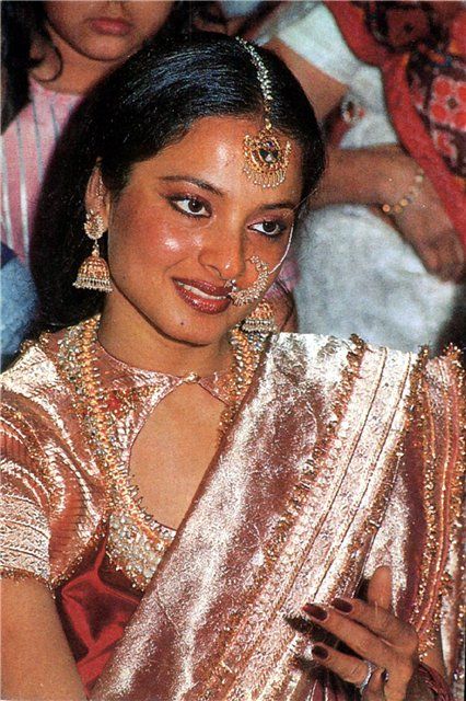 Rekha Rekha Bollywood, Rare Places, Rekha Actress, Bollywood Makeup, Retro Bollywood, Hairstyles Videos, Desi Fashion Casual, Game Day Hair, Indian Woman