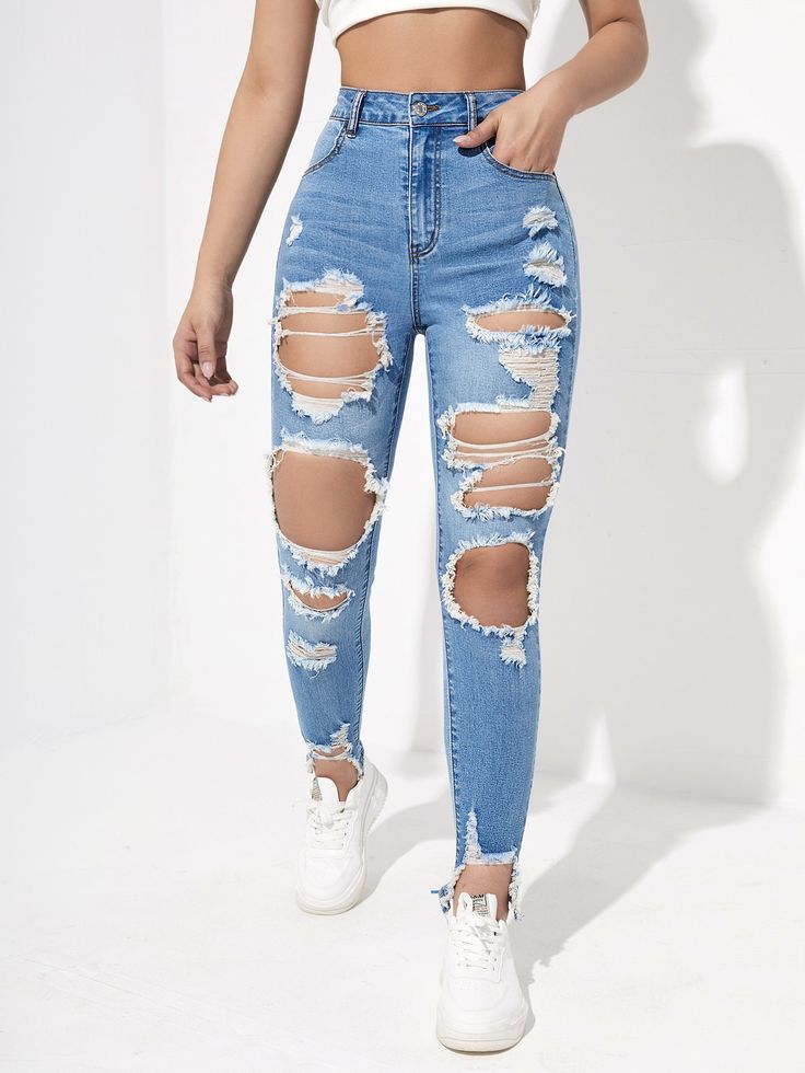 Cute Ripped Jeans, Ripped Jeans Women, Ripped Jeans Outfit, Matcha Smoothie, Womens Ripped Jeans, Look Jean, Cute Pants, Denim Pants Women, Outfit Jeans