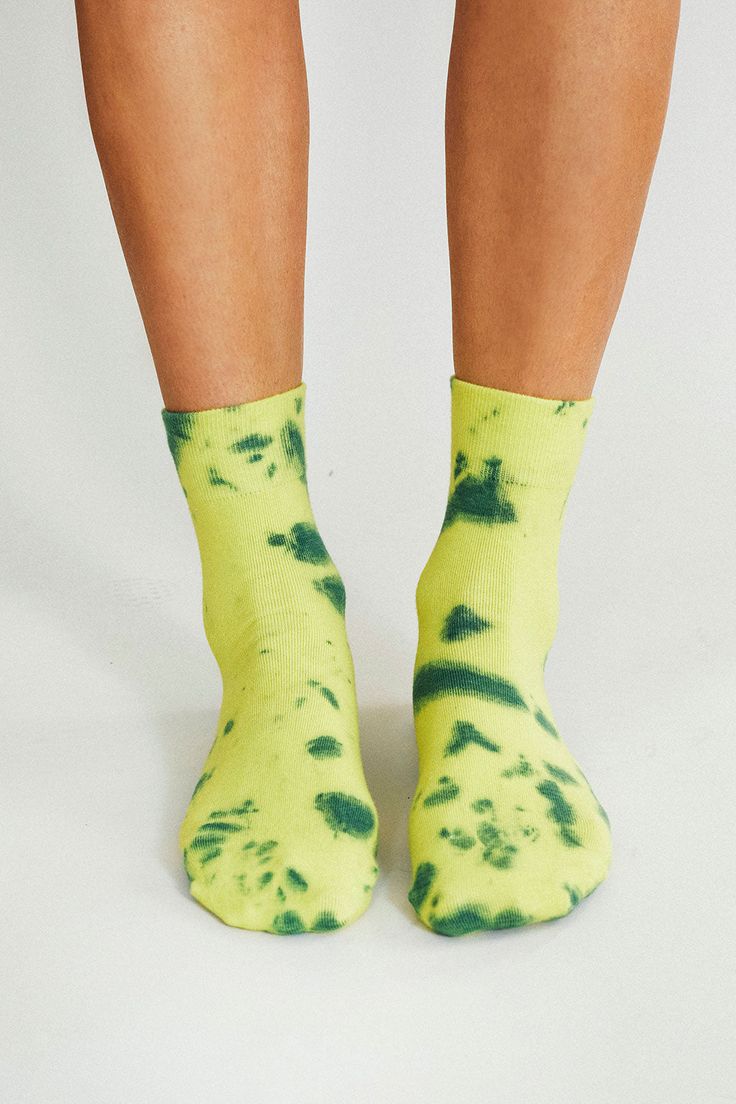 Our Trippy socks give us pure festival vibes whether we��’re on the couch or right in front of the stage. But even more psychedelic than the name and crazy comfortable cotton it’s made of: the colorful melt job reminiscent of the lava lamp we used to have back in middle school. Size+ OSFA, W 7-10 Design+ 200 Needle+ Lightweight+ Reinforced toe & heel+ Seamless toe+ Ankle+ Tie Dye Content + Care+ Premium Combed Cotton+ Wash Cold/Dry Low+ Imported Green Summer Socks, Green Cotton Summer Socks, Trendy Yellow Summer Socks, Dye Inspiration, Tie Dye Shoes, Tie Dye Socks, Ankle Sock, Custom Socks, Festival Vibes