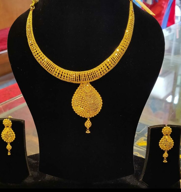 Pure Gold Jewellery Indian, Simple Gold Necklace Designs Latest, Gold Jwellary, Simple Necklace Designs, Unique Gold Jewelry Designs, Gold Jewels Design, Stylish Lady, Gold Bridal Necklace, Pure Gold Jewellery