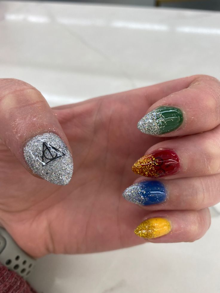 Harry Potter Nail Inspiration, Hogwarts Nail Art, Disney Universal Nails, Cute Harry Potter Nails, Harry Potter Nails Designs Simple, Harry Potter Christmas Nails, Nerdy Nail Art, Harry Potter Nails Gryffindor, Universal Studios Nail Ideas