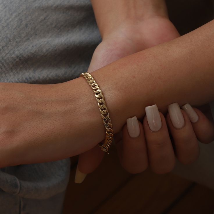 14K Yellow Gold 5mm Empty Inside Hollow Handmade Double-Side is Suitable Curb Chain Bracelet Birthdays Valentine's Day Dainty Gift for Women ⓂThis 14k gold border chain bangle is a modern, classic, minimalist design that complements your stylish look. This is a unisex jewelry and therefore the perfect gift for anyone for special occasions. ⓂMaterials & Specifications : Chain Width : 5 mm (0.19 in) Curb Chain Length : 17 cm (6.7 in) 18 cm (7 in) 19 cm (7.5 in) 20 cm (7.9 in) Any size can be m Luxury Figaro Chain Bracelet As Gift, Luxury Everyday Bracelets With Curb Chain, Luxury Curb Chain Bracelets For Everyday, Luxury Curb Chain Bracelet For Everyday, Luxury Everyday Curb Chain Bracelets, Luxury Gold Bracelet With Figaro Chain As Gift, Luxury Gold Figaro Chain Bracelet As Gift, Gift Cuban Link Gold Chain Bracelet, Classic Cuban Link Box Chain Bracelet Gift