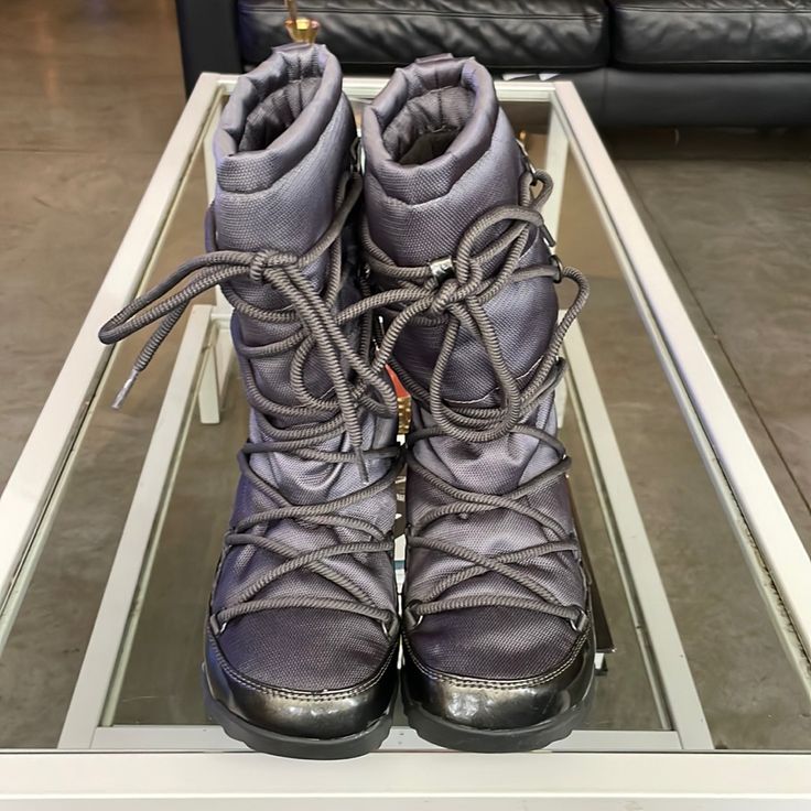 Like New. No Signs Of Wear. In Very Good Condition, No Scratches Or Stains. Fast Shipping. Snow Boots, Rain Boots, Like New, Women Shoes, Signs, Boots, Women Shopping, How To Wear, Color