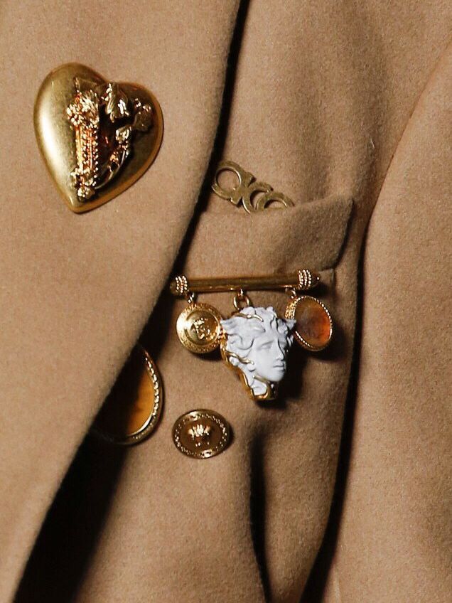 Versace fw18 Diana Fashion, Embroidery Fashion, Tiffany Heart, Party Fashion, Heart Charm Bracelet, Fashion Killa, Fashion Details, Pearl Jewelry, Jewelry Inspiration