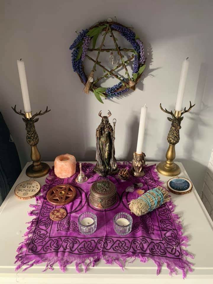 Wiccan Altar Inspiration, Altar Arrangement Witchcraft, Small Altar Ideas Witch, Witchcraft Altar Ideas, Simple Altar, Basic Witchcraft, Hecate Altar, Pagan Alter, Altar Witchcraft