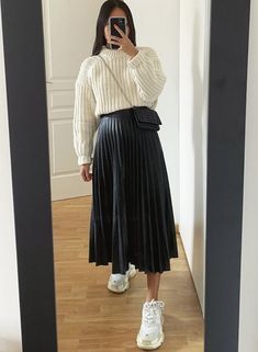 Black Pleated Maxi Skirt Outfit, Long Pleated Skirt Outfit Casual, Mid Skirt Outfits Winter, Pleated Midi Skirt Outfit Winter, Long Black Pleated Skirt Outfit, Pleated Maxi Skirt Outfit, Mid Skirt Outfits, Black Pleated Skirt Outfit, Pleated Midi Skirt Outfit