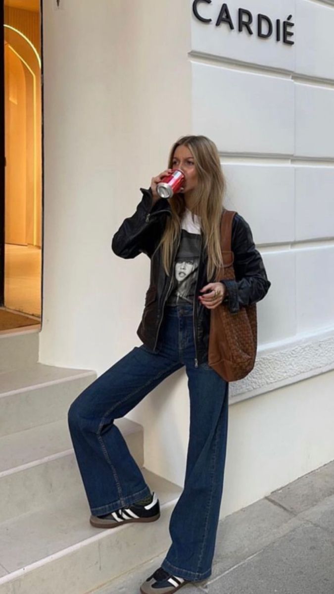 Dark flare leg denim, graphic tee, leather jacket, brown boho bag, Adidas Sambas Dark Denim Outfit, Flare Outfits, Aesthetic Ropa, Barcelona Outfits, Madrid Outfits, Rome Outfits, Spanish Outfits, Spain Outfit, Aesthetic Instagram Feed