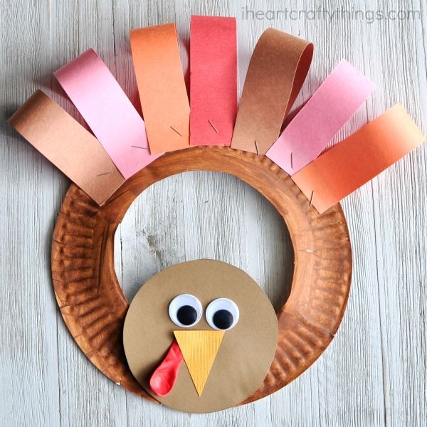 a paper plate thanksgiving turkey wreath made out of construction paper